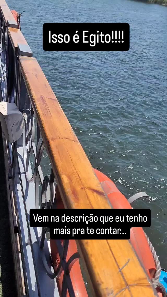A @civitatis_br me convidou para conhecer o Egito em uma tour de 8 dias, parte deles a bordo de um cruzeiro pelas águas do Rio Nilo.

É comum ver ambulantes em todos os pontos turísticos, mas é a primeira vez que vejo uma negociação feita dessa maneira.

Você há de concordar comigo que isso é só um pedacinho de uma excursão incrível que tem nos levado até pirâmides, museus, templos antigos e muito mais.

Se você ficou interessado em presenciar tudo isso de perto, inclusive a 25 de março acontecendo nas águas do Nilo, dá um pulo lá na minha bio e clique no link correspondente para saber mais.

Por fim, importante deixar claro que, nessa situação mostrada no vídeo, a gente ri e se diverte por se tratar de algo inusitado, mas sempre com respeito, afinal, é o trabalho deles, feito com empenho e perseverança.

Mas isso não significa que você não possa pechinchar rsrsrs.

#rionilo #egito #tripegito #viagemegito #piramides #trip #viral
