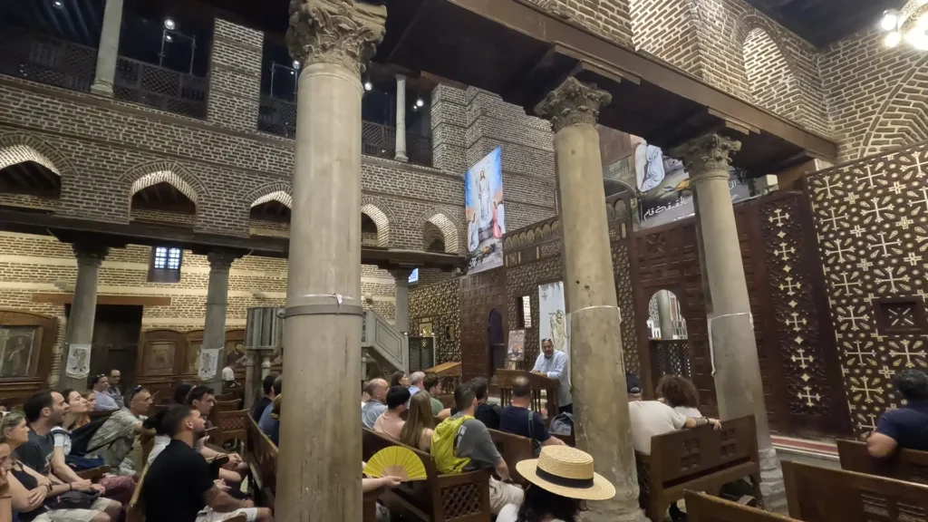Interior da Igreja de São Sérgio, um dos principais pontos do turismo religioso no Cairo, Egito