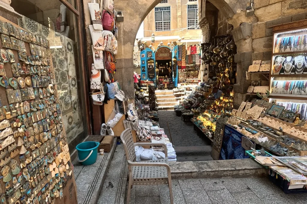 Bazar Khan el-Khalili no Cairo, com suas lojas típicas e atmosfera tradicional egípcia