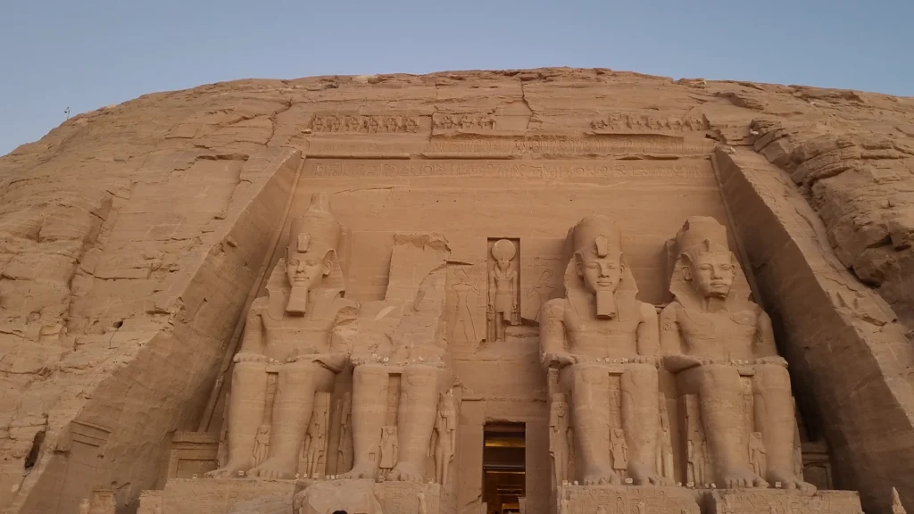 Fachada monumental do Templo de Abu Simbel, com estátuas esculpidas diretamente na rocha