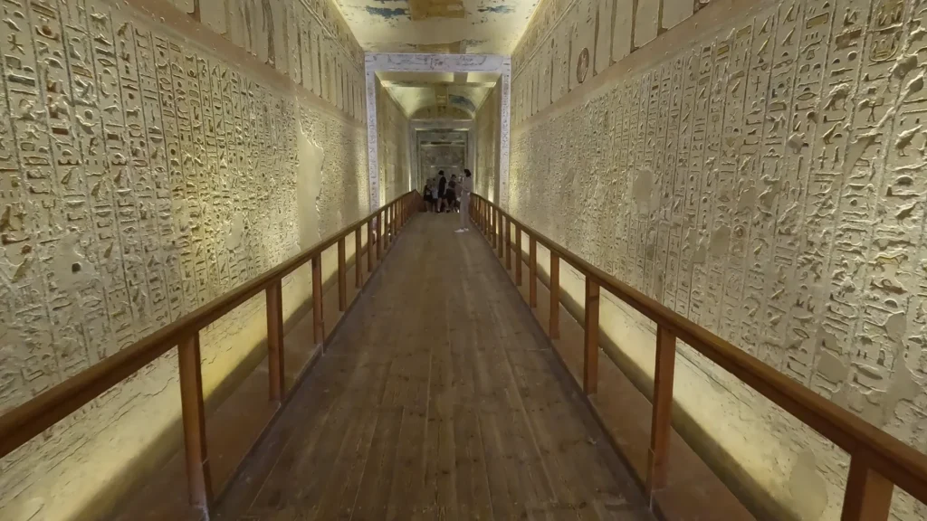 Entrada de um dos túmulos no Vale dos Reis, famoso sítio arqueológico próximo a Luxor, Egito