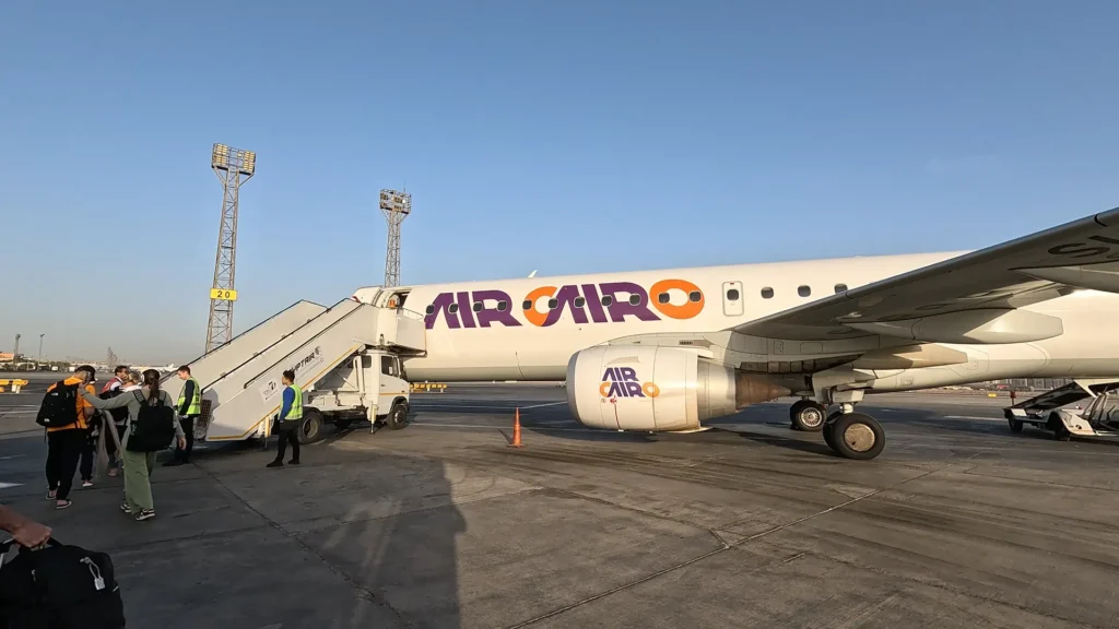Passageiros embarcando em voo do Cairo para Assuã no Egito