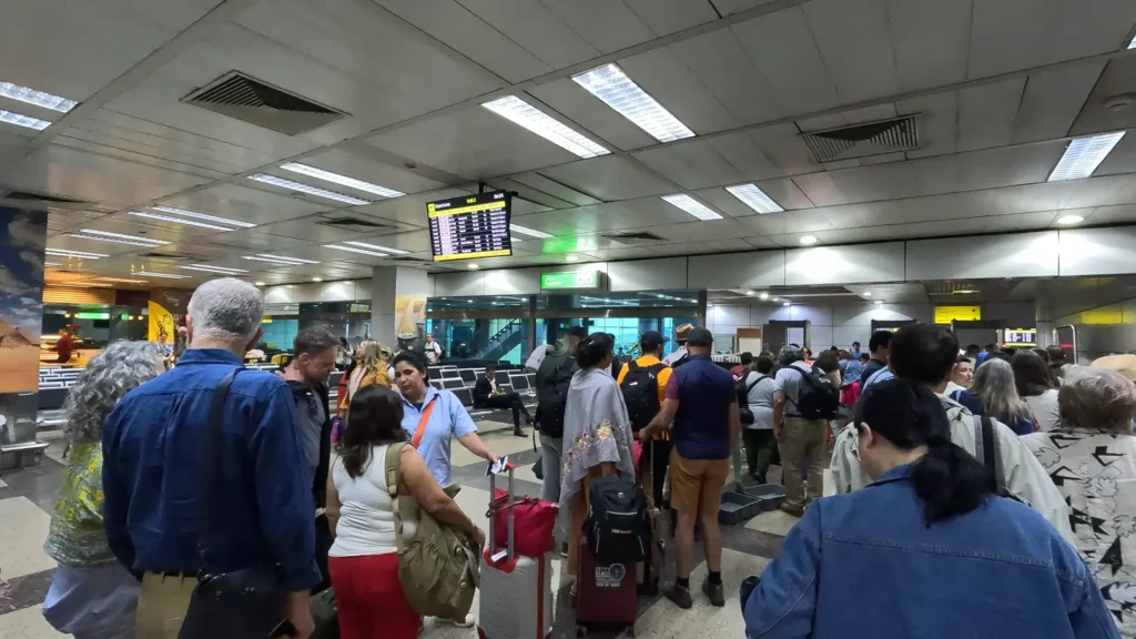 Turistas se preparando para embarcar em um avião