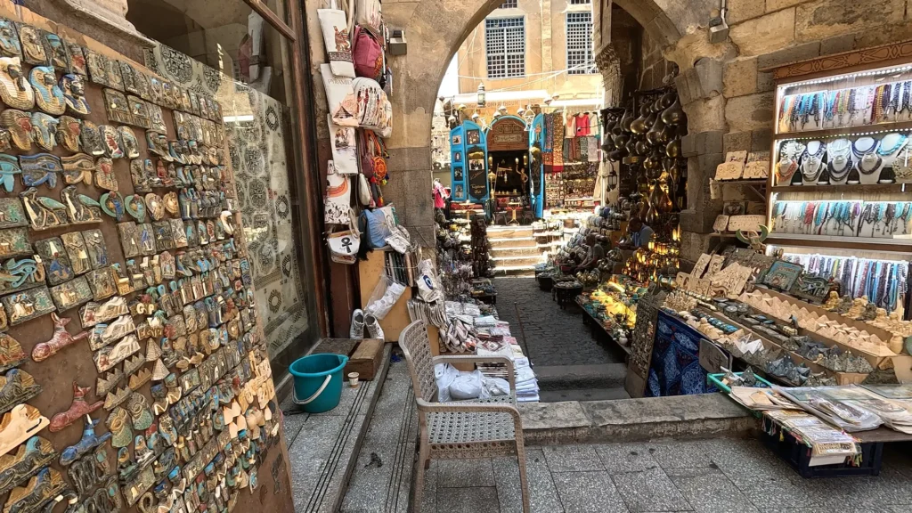 Bazar Khan el-Khalili no Cairo com turistas, vendedores e objetos típicos