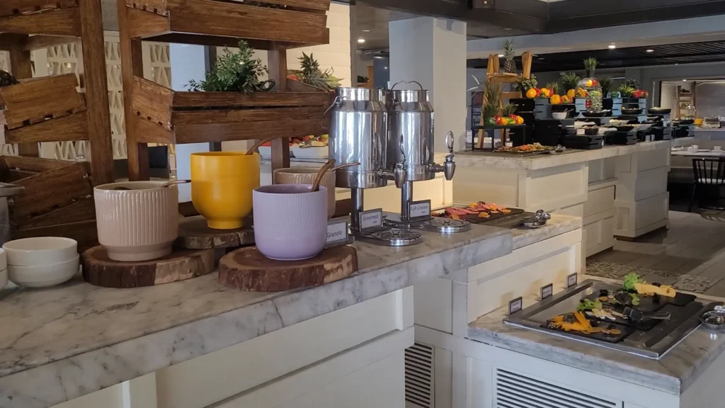 Mesa com café da manhã farto e vista para o Cairo