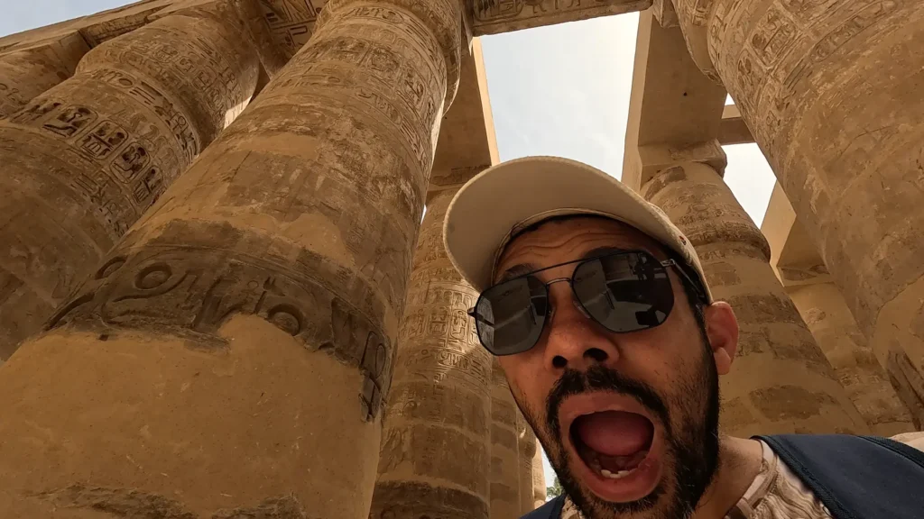 Corredor com colunas gigantes no templo de Karnak no Egito