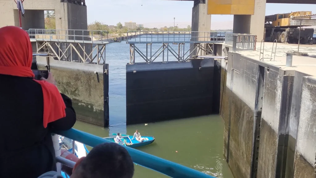 Navio sendo elevado em eclusa no Rio Nilo, Egito
