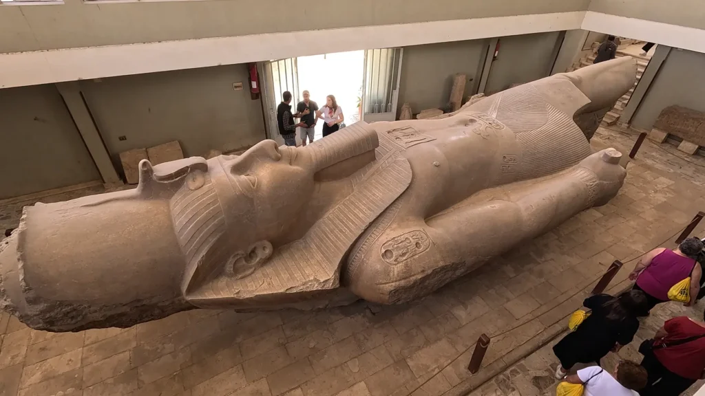 Estátua monumental de Ramsés II em museu a céu aberto em Memphis