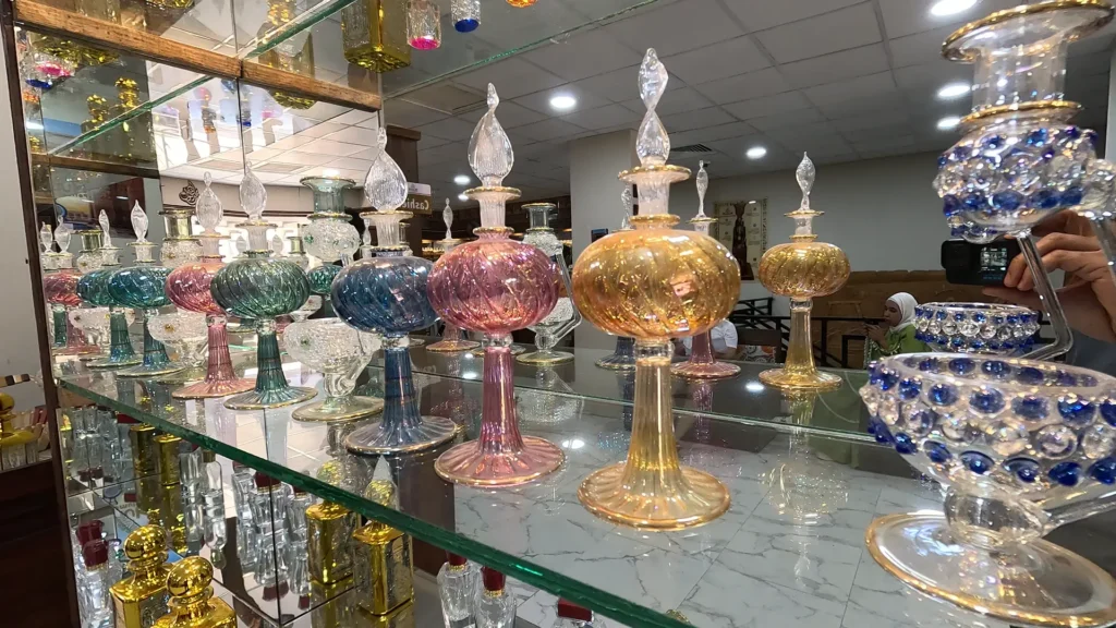 Loja de essências com aromas e chá de hibisco em Assuã