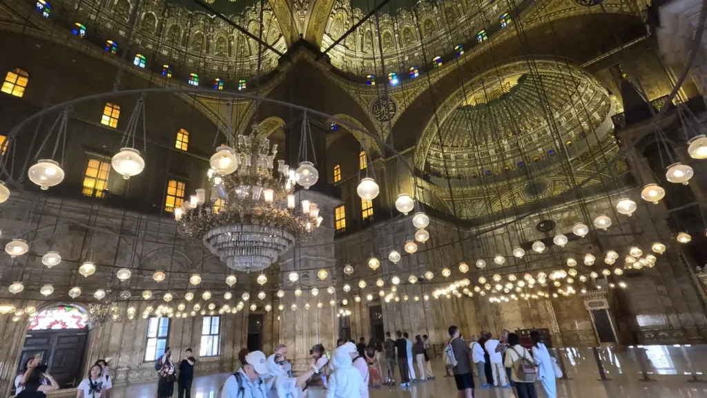 Vista interna da Mesquita de Mohamed Ali, com iluminação suave e detalhes em alabastro