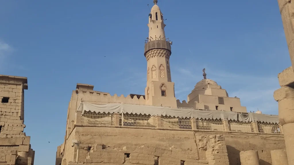 Mesquita muçulmana no interior do templo de Luxor, Egito
