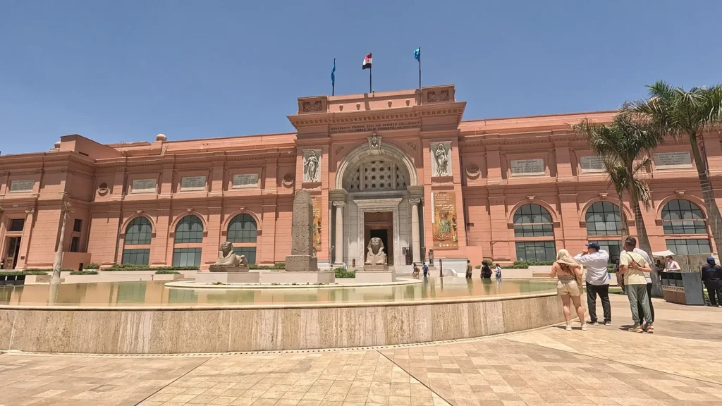 Fachada do Museu Egípcio do Cairo com turistas entrando para visita