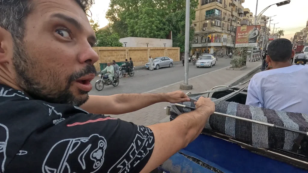 Charrete conduzida por turista nas ruas de Luxor no fim de tarde