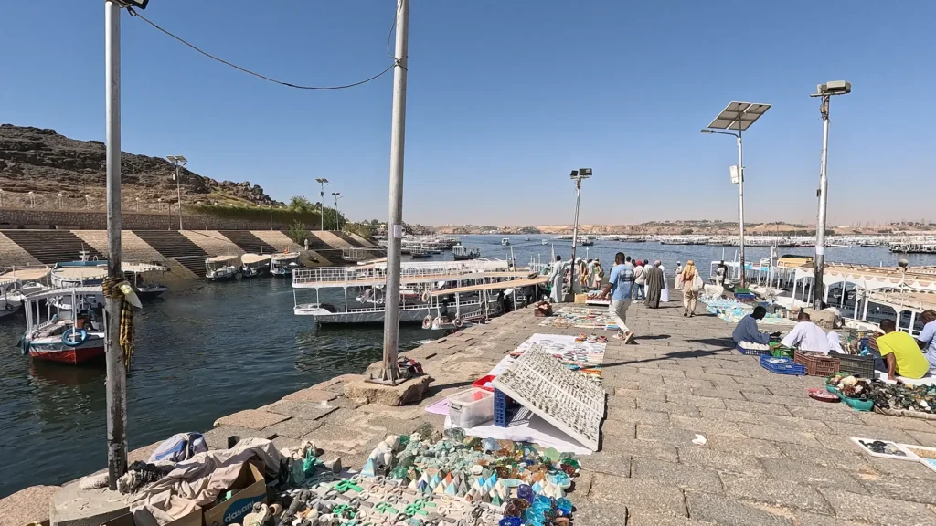 Pier movimentado em Assuã com acesso ao templo de Filai