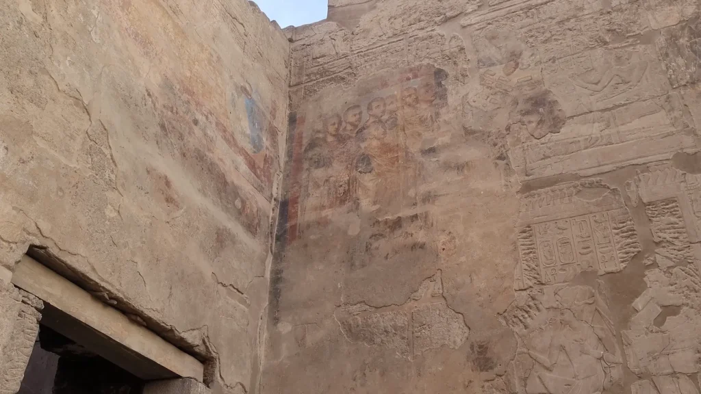 Pintura cristã no templo de Luxor representando os 12 apóstolos