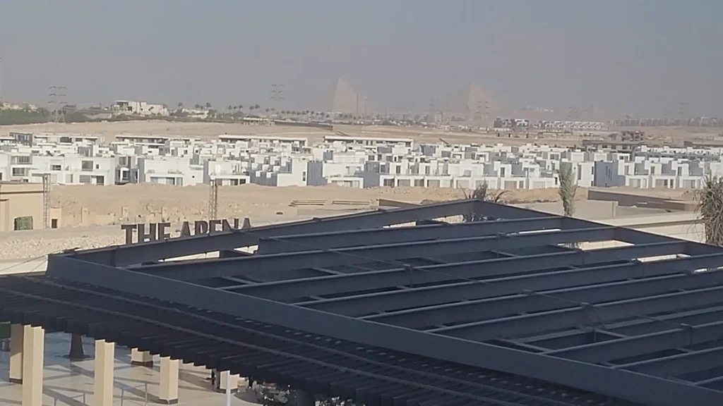 Vista do hotel Hyatt Centric Cairo com foco nas pirâmides ao fundo