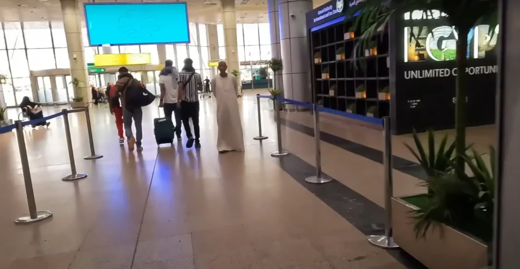 Funcionário com plaquinha aguardando turista no aeroporto do Cairo