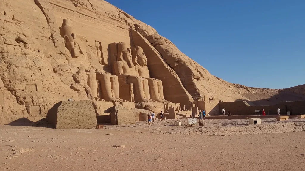 Quatro estátuas colossais de Ramsés II talhadas na pedra, em Abu Simbel, Egito