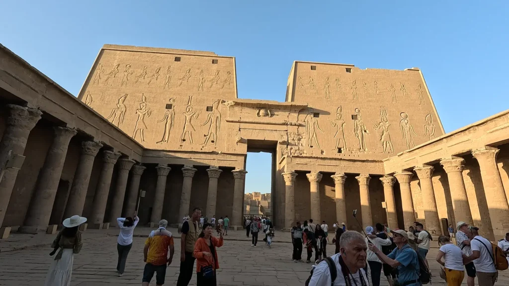 Interior bem preservado do templo de Edfu com inscrições e colunas egípcias