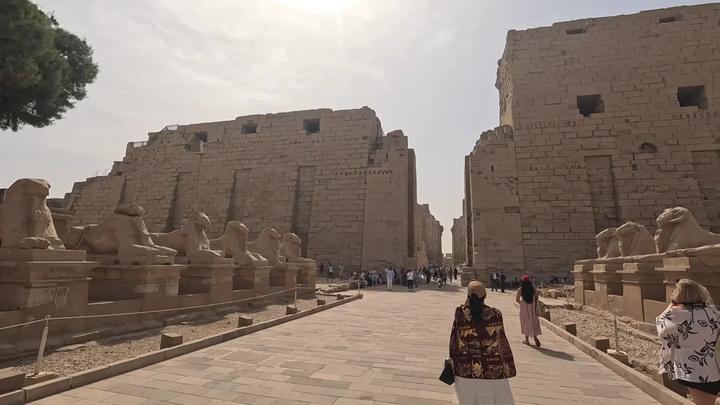 Entrada do templo de Karnak com colunas e obeliscos gigantes