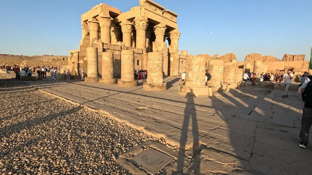 Templo de Kom Ombo no Egito com colunas em pedra iluminadas pela luz do pôr do sol
