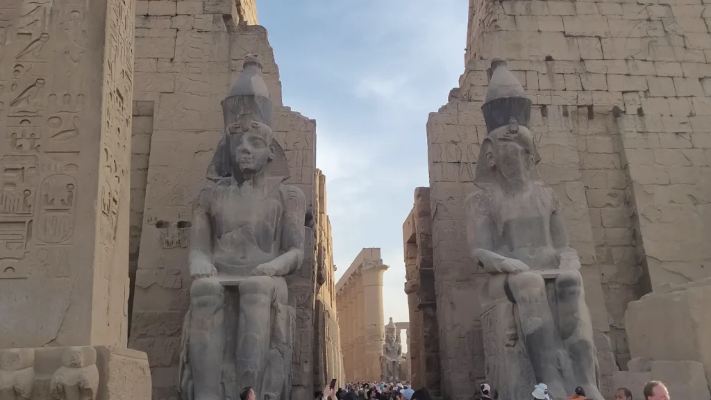 Entrada monumental do templo de Luxor com estátuas de Ramsés II
