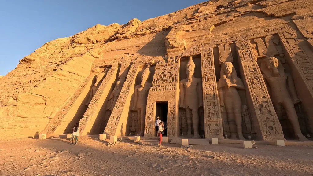 Fachada do templo de Nefertari com estátuas femininas e detalhes preservados