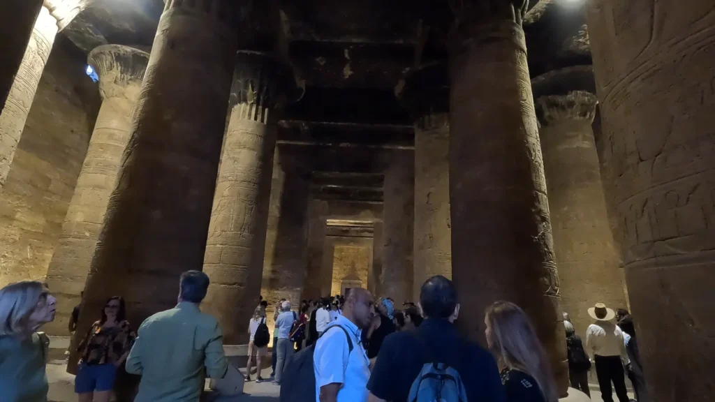 Teto escurecido por fogo no Templo de Edfu causado por cristãos perseguidos
