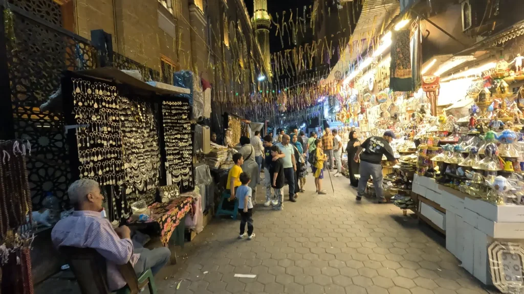 Ruas movimentadas do Cairo à noite com turistas e lojas abertas