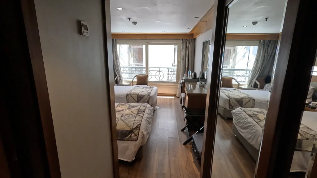 Interior da cabine de passageiro no cruzeiro pelo Rio Nilo.