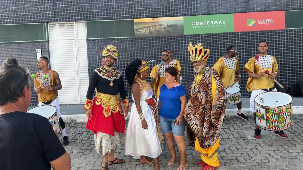 Alegria do povo baiano ao recepcionar os turistas desembarcando de um cruzeiro em Salvador.