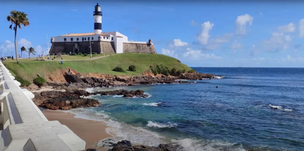 Vista do Farol da Barra em Salvador com o mar ao fundo.
