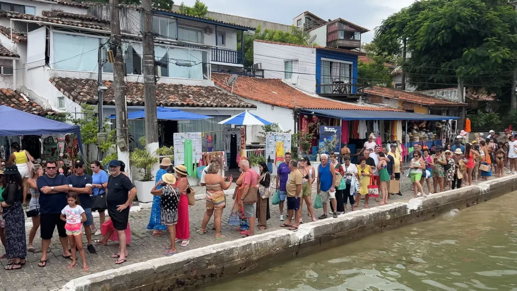 Passageiros aguardando em fila no pier de Búzios para retornar ao cruzeiro.