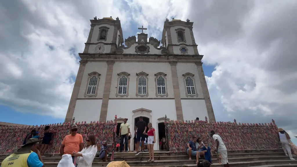 Fachada da Igreja do Senhor do Bonfim em Salvador, decorada com fitinhas coloridas.