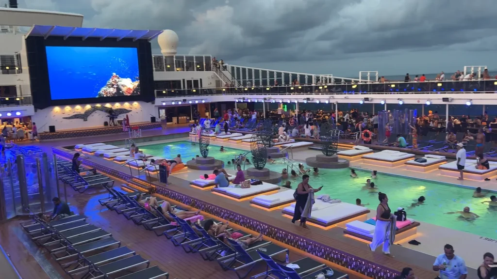 Área da piscina na parte externa de um navio de cruzeiro.