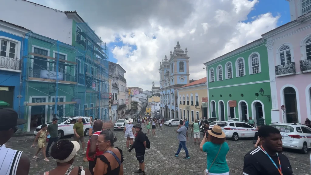 Coloridas fachadas coloniais no Largo do Pelourinho, em Salvador.
