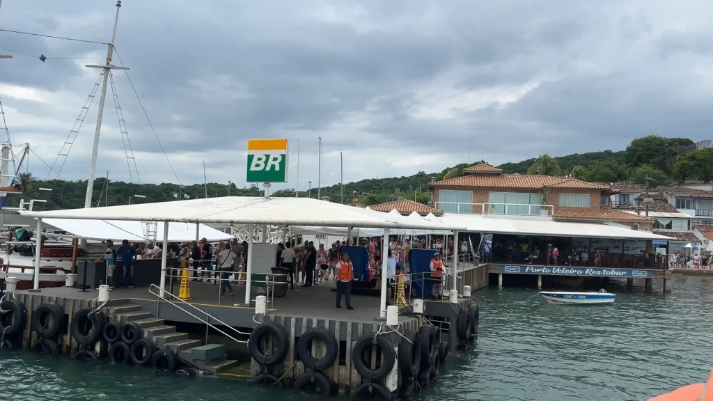 Pier em Búzios próximo a igreja de Santana com barcos atracados aguardando turistas de cruzeiro.