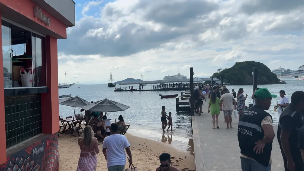 Pier em Búzios próximo ao centro com barcos atracados aguardando turistas de cruzeiro.
