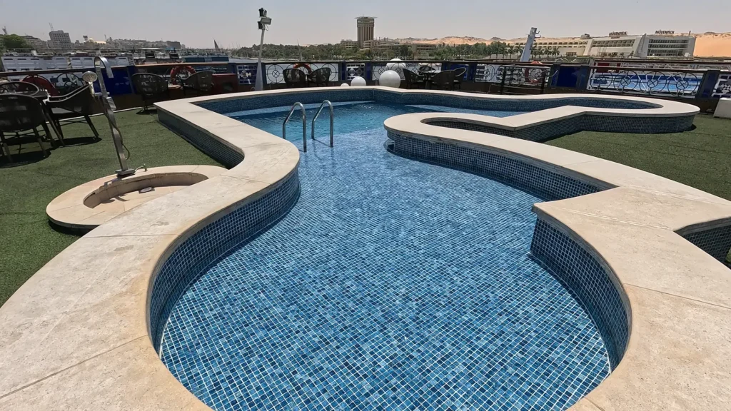 Deck superior do cruzeiro pelo Rio Nilo com piscina.