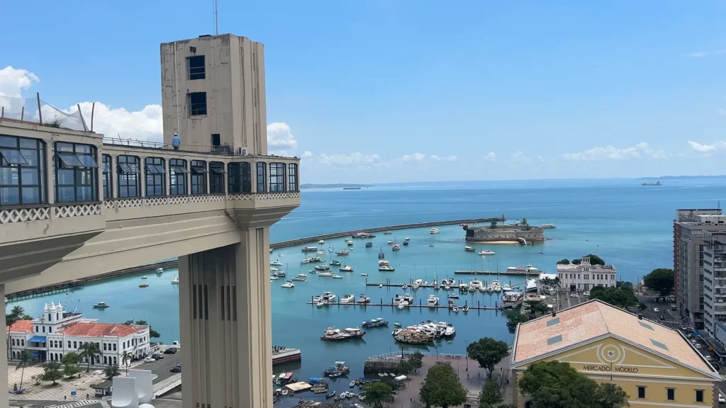 Vista do Elevador Lacerda em Salvador, conectando a parte baixa e a parte alta da cidade.