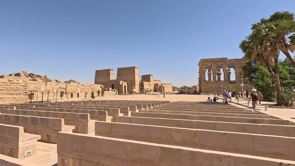 Turistas chegando no templo de philae, em Aswan, durante cruzeiro pelo rio nilo