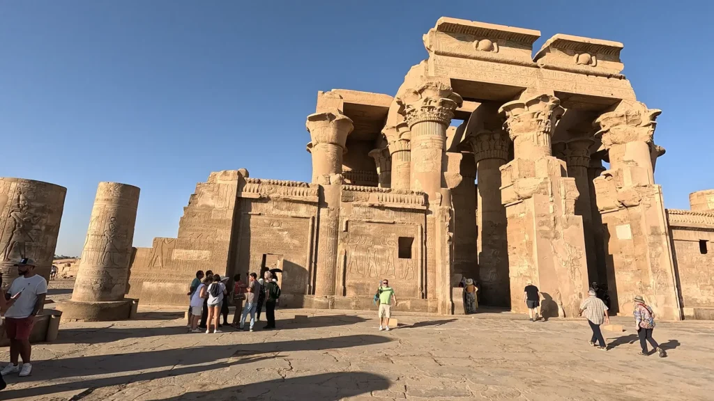 Fachada do templo duplo de Kom Ombo, visto ao pôr do sol.
