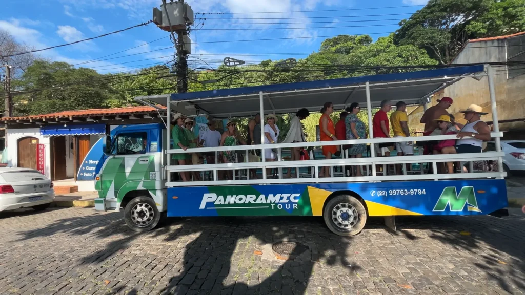 Turistas desembarcando de um ônbius turístico na cidade de Búzios