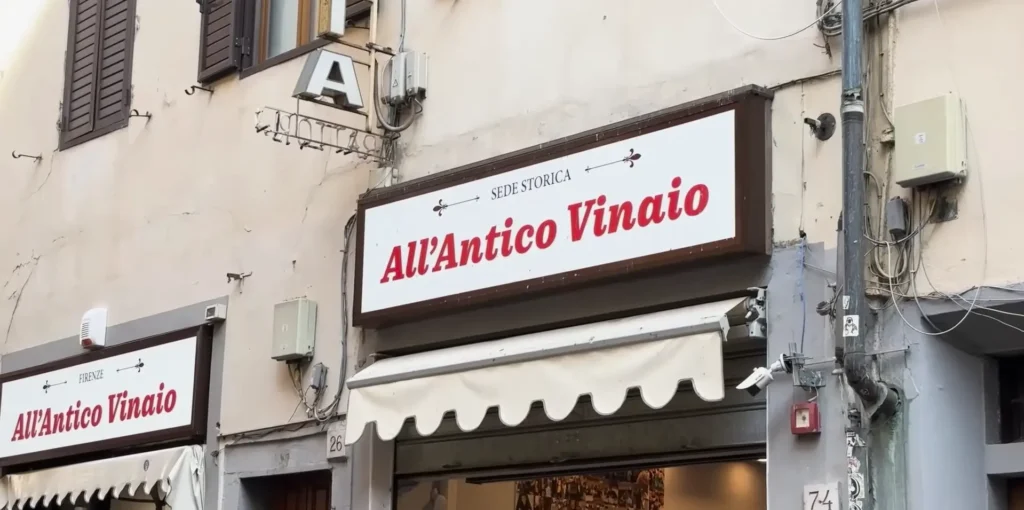 Turistas em frente ao All’Antico Vinaio, famosa sanduicheria em Florença.