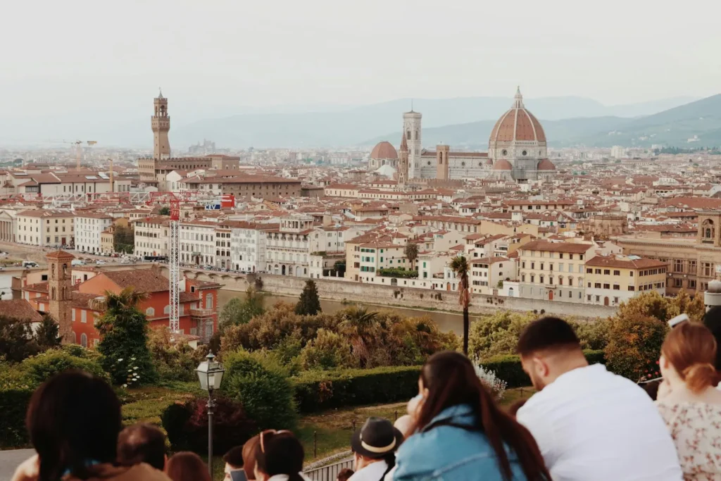 Turistas observando o pôr do sol sobre Florença na Piazzale Michelangelo.