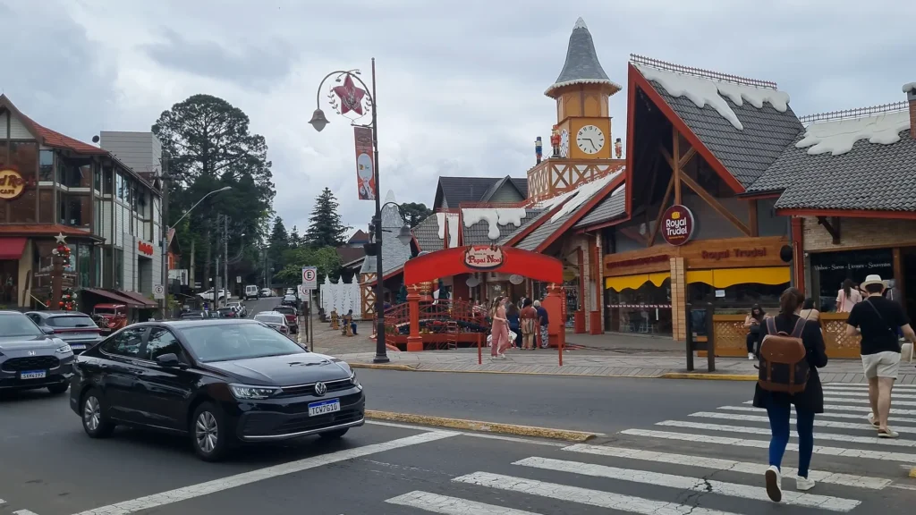 Centro da cidade de Gramado enfeitado para o natal.