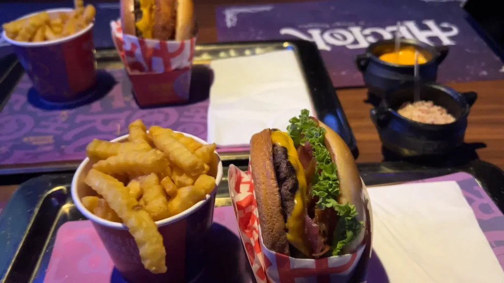 Sanduíches com batata frita em um restaurante de Gramado.