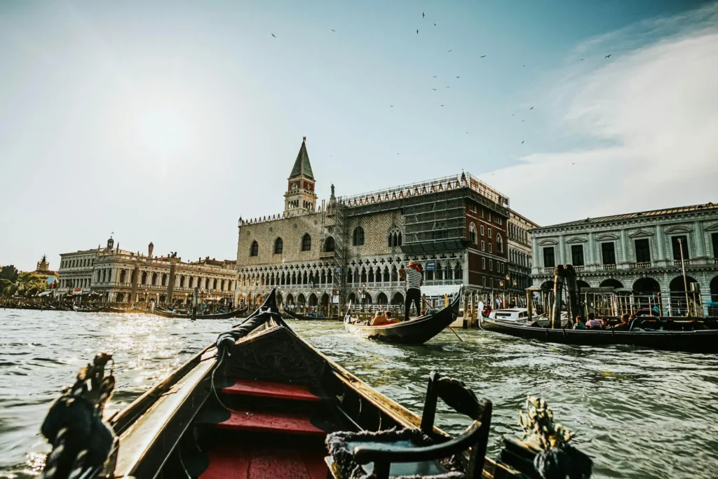 Fachada do Palácio Ducal em Veneza, exemplo da arquitetura gótica veneziana.