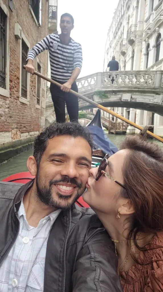 Turistas durante passeio de gôndola pelos canais de Veneza, na Itália