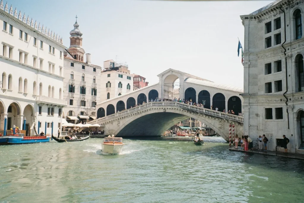 Ponte Rialto em Veneza, um dos pontos turísticos mais visitados da Itália.